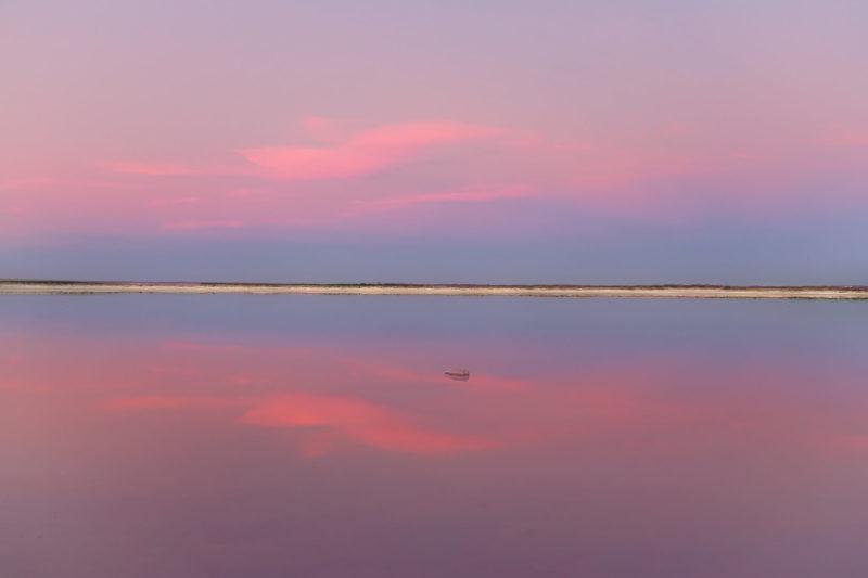 tramonto al lake king e riflessi rosa, western australia